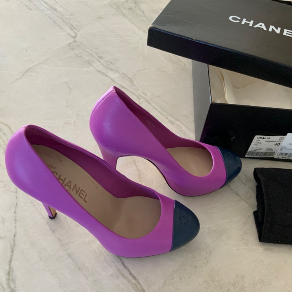 Chanel Fuschia Pumps with Navy Cap Toe with Original Box, size 40 - Picture 5 of 8
